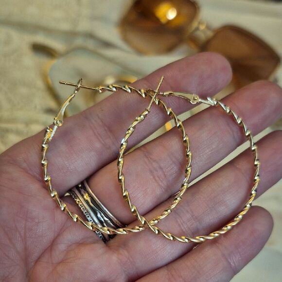 💲6️⃣ Bundled ✔️Gold Tone Hoop Earrings 2" Twist Detail - Picture 1 of 4
